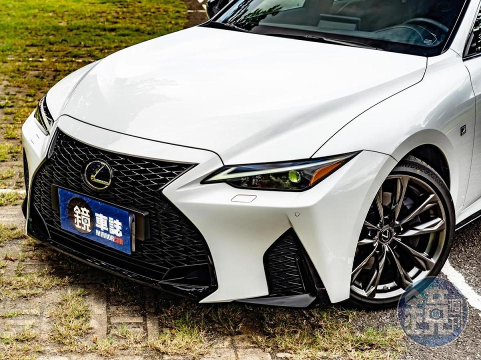 試駕的F SPORT版本更追加導入源自於LEXUS RC F跑車之剎車冷卻進風口等多項專屬配備，營造更加強烈之運動風格。