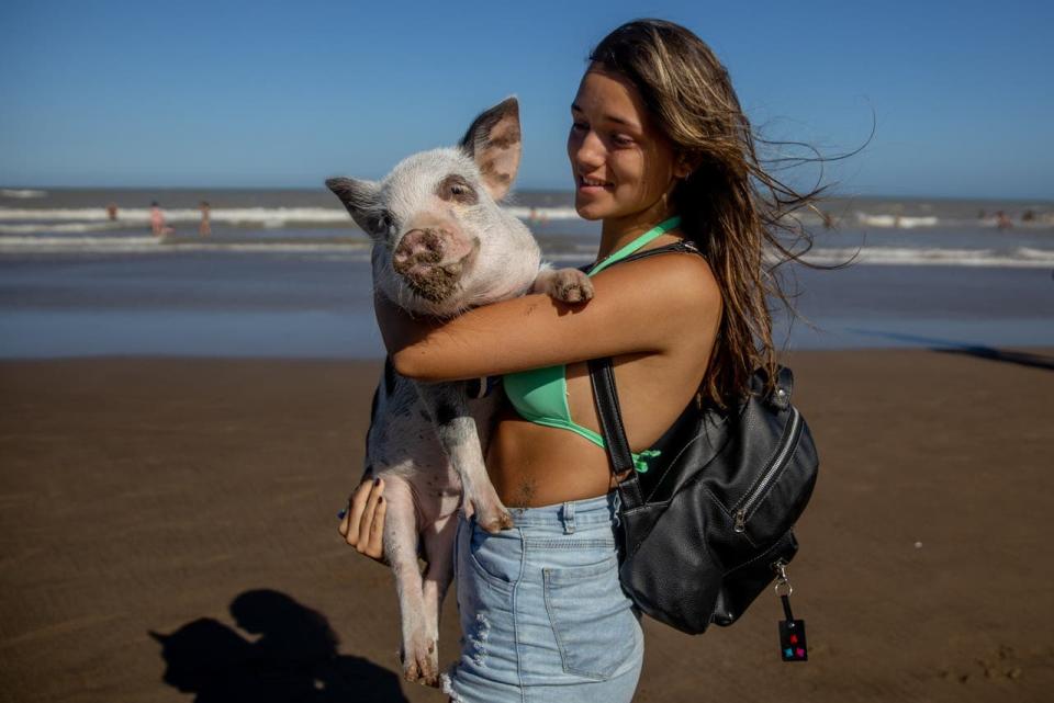 Chanchi junto a Luciana, que desde pequeña quería tener un cerdito de mascota