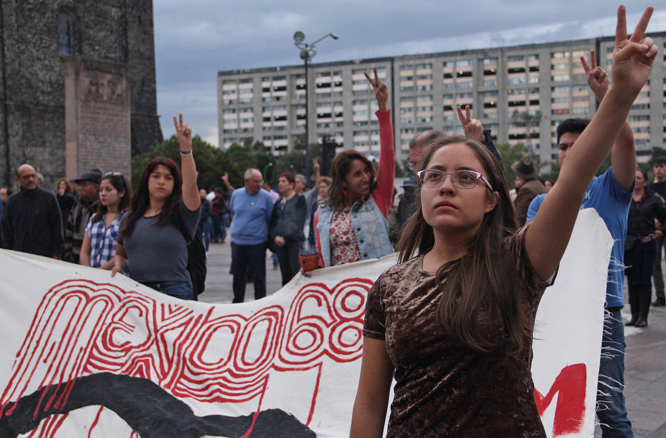 CMX03. CIUDAD DE MÉXICO (MÉXICO), 01/10/2018.- Estudiantes de la Universidad Autónoma Metropolitana (UAM) participan en un acto conmemorativo por las víctimas de la represión estudiantil de 1968 hoy, lunes 1 de octubre de 2018, en la plaza de las Tres Culturas de Tlatelolco, un céntrico barrio de Ciudad de México (México). EFE/Str