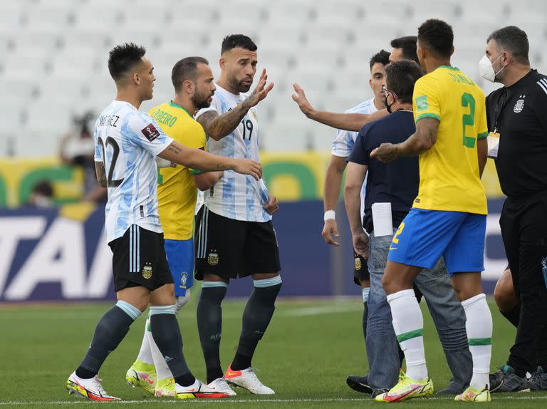 Jugadores de Brasil y Argentina hablan mientras las autoridades sanitarias interrumpen el partido de fútbol durante un partido de clasificación para la Copa Mundial de la FIFA Qatar 2022 en el estadio Neo Química Arena de Sao Paulo, Brasil, el domingo 5 de septiembre de 2021. Policía federal y agencia de salud Los oficiales interrumpieron el clásico sudamericano poco después de que comenzara en un operativo que investiga el ingreso irregular de cuatro jugadores de Argentina al país.