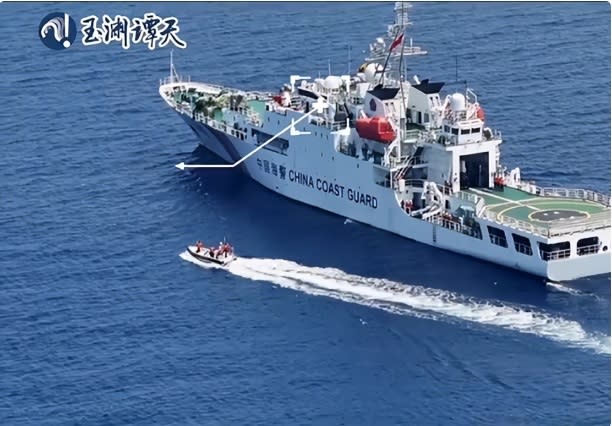  中國海警隊近日在黃岩島附近海域展開海上救援訓練。 圖：翻攝自 真知見 