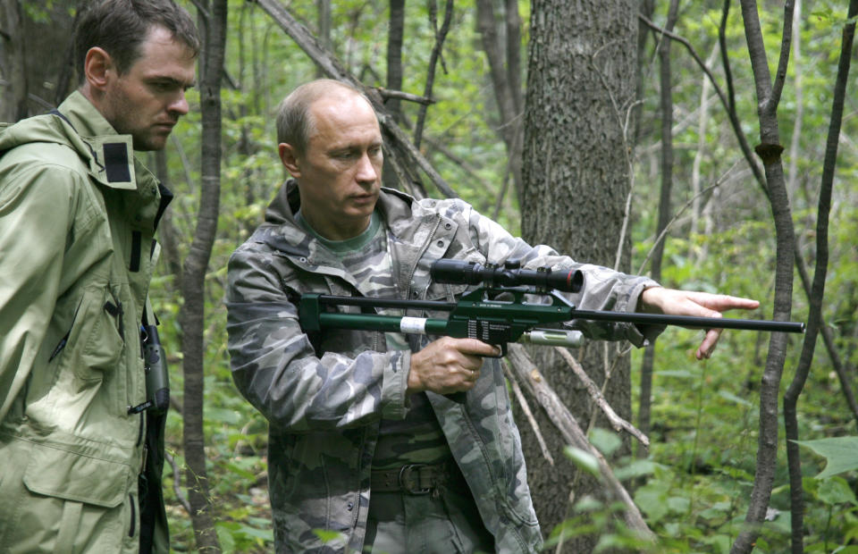 Putin holds a tranquilizer gun&nbsp;during a visit&nbsp;to the Ussuri reserve in Russia's far east on Aug. 31, 2008.