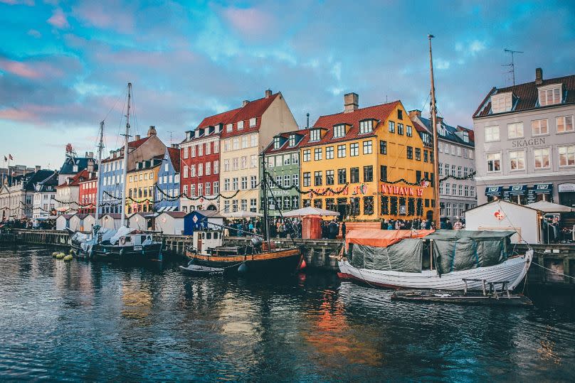 El barrio de Nyhavn es uno de los lugares de visita obligada más pintorescos de Copenhague.