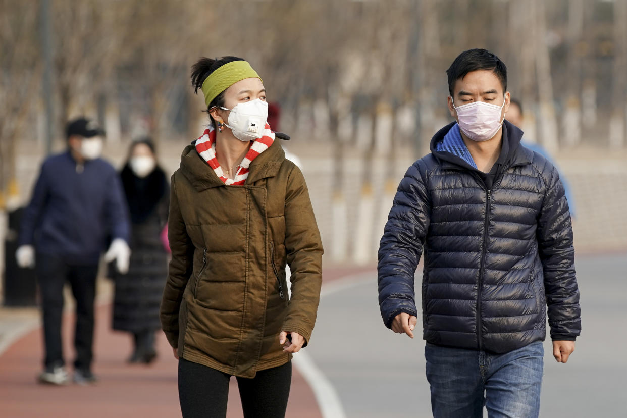 Una pareja pasea por Beijing, China. El país se ha topado con una inesperada consecuencia de los aislamientos en las ciudades: se han disparado el número de divorcios y de denuncias de violencia doméstica. (Foto: Lintao Zhang/Getty Images)