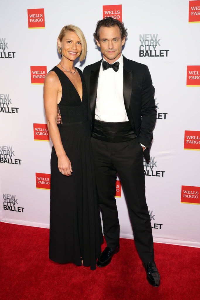 Claire Danes and Hugh Dancy on a red carpet