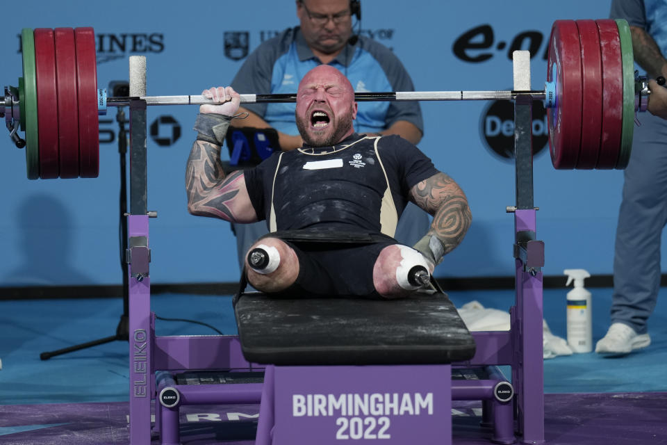 El escocés Micky Yule reacciona después de un levantamiento exitoso durante la final masculina de levantamiento de pesas como parte de los Juegos de la Mancomunidad de Naciones en Birmingham, Inglaterra, el 4 de agosto de 2022. (AP Foto/Aijaz Rahi)