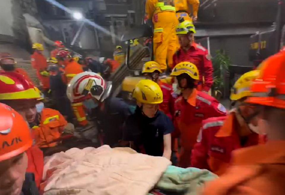 搜救人員直到三十一日凌晨一時二十三分將陳姓工人救出，現場已無呼吸心跳。（記者陳金龍攝）