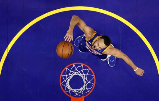 Stephen Curry 也要保持系列賽「 神話般 」進攻火力和三分手氣來帶動隊友。法新社