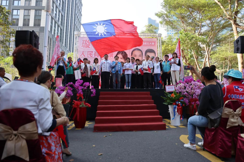 國民黨立委參選人李明璇今(16日)成立競選總部，前高雄市長韓國瑜現身輔選。(圖/中天新聞，李俊毅攝)