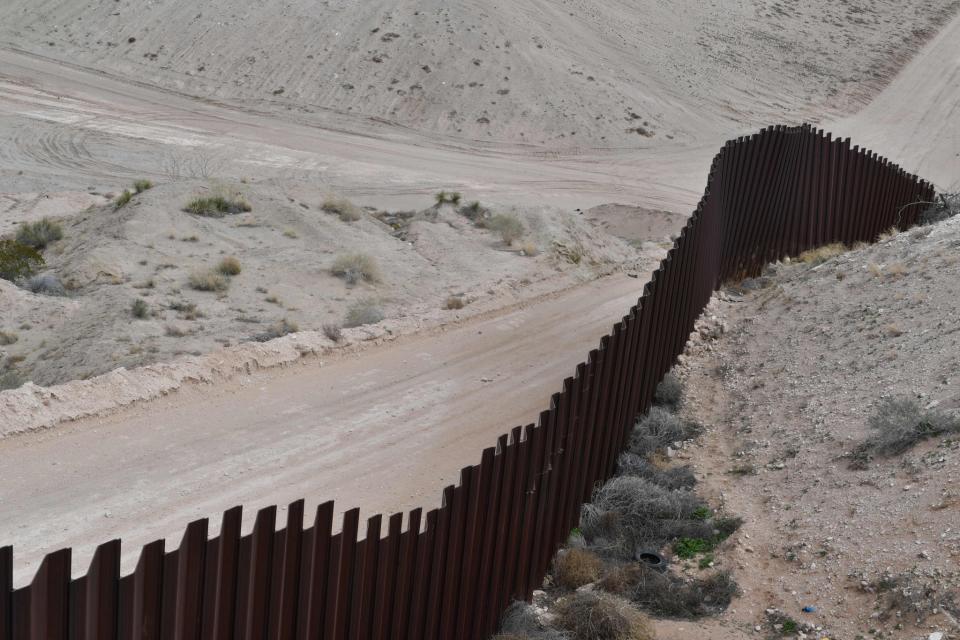 The metal fence between Mexico and the United States is seen in Puerto Anapra, Chihuahua state, Mexico on February 19, 2017. (Photo: Yuri Cortez/AFP/Getty Images)