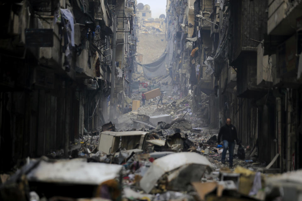 Archivo - Varios residentes caminan a través de la destrucción causada por la guerra en el barrio Salaheddine de Alepo, Siria, el 20 de enero de 2017. Durante años, la gente de Alepo sufrió la peor parte de los bombardeos y los combates cuando su ciudad, alguna vez la más grande y cosmopolita de Siria, fue una de las zonas de batalla más feroces de la guerra civil. Ni siquiera eso los preparó para la nueva devastación y el terror causados por el terremoto de esta semana. (AP Foto/Hassan Ammar, Archivo)