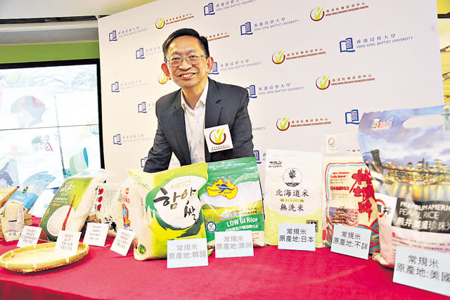 香港有機資源中心總監黃煥忠表示，12款本地無機砷超標食米樣本中包含4個有機產品，而無機砷攝入過量可引致心血管疾病和減緩兒童智力發展。（陳國峰攝）