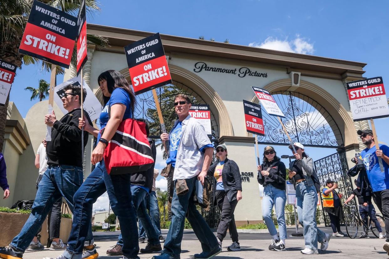 Miembros del grupo de The Writers Guild of America (WGA) en las afueras de Paramount Pictures el viernes 5 de mayo de 2023, en Los Ángeles. <a href="https://www.shutterstock.com/es/image-photo/members-writers-guild-america-wga-picket-2298817465" rel="nofollow noopener" target="_blank" data-ylk="slk:Ringo Chiu/Shutterstock;elm:context_link;itc:0;sec:content-canvas" class="link ">Ringo Chiu/Shutterstock</a>