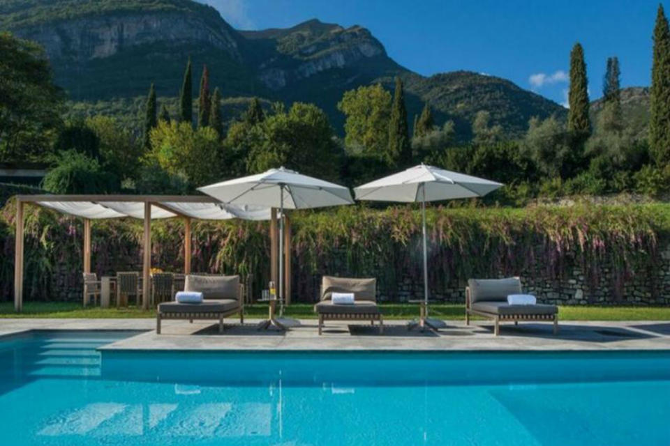 <p>Este es el patio trasero de la villa, que cuenta con una piscina y unas impresionantes vistas a los Alpes. (Foto: Nota Bene Global). </p>