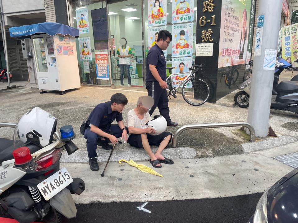 員警經過一番搜索終於在龜山國中發現卓翁眼神呆滯坐於路邊。圖：讀者提供