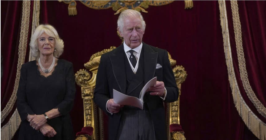 BBC報導英國新王查爾斯三世與王后卡蜜拉新聞時，發生字幕誤植事件。（圖／達志／美聯社）