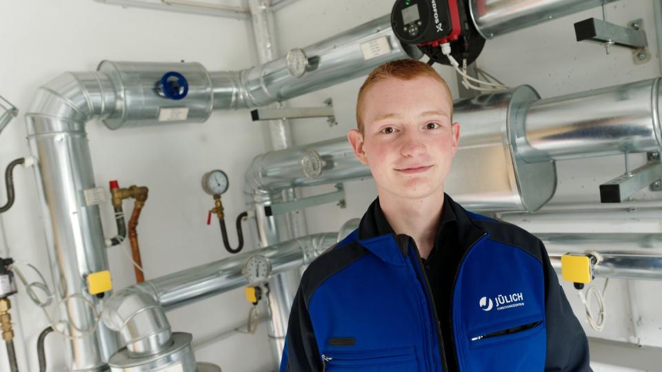 Für Lüftungsanlagen braucht es detaillierte Montageanleitungen, denn es kommt auf jeden Millimeter an. Worauf es bei den Plänen ankommt, lernt der angehende Systemplaner Moritz Bonk in seiner Ausbildung. Foto: Henning Kaiser/dpa-tmn