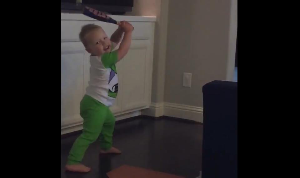 A Houston toddler loves the Astros so much that he memorized every player’s batting stance. (Twitter/@PNAppleHouseRul)