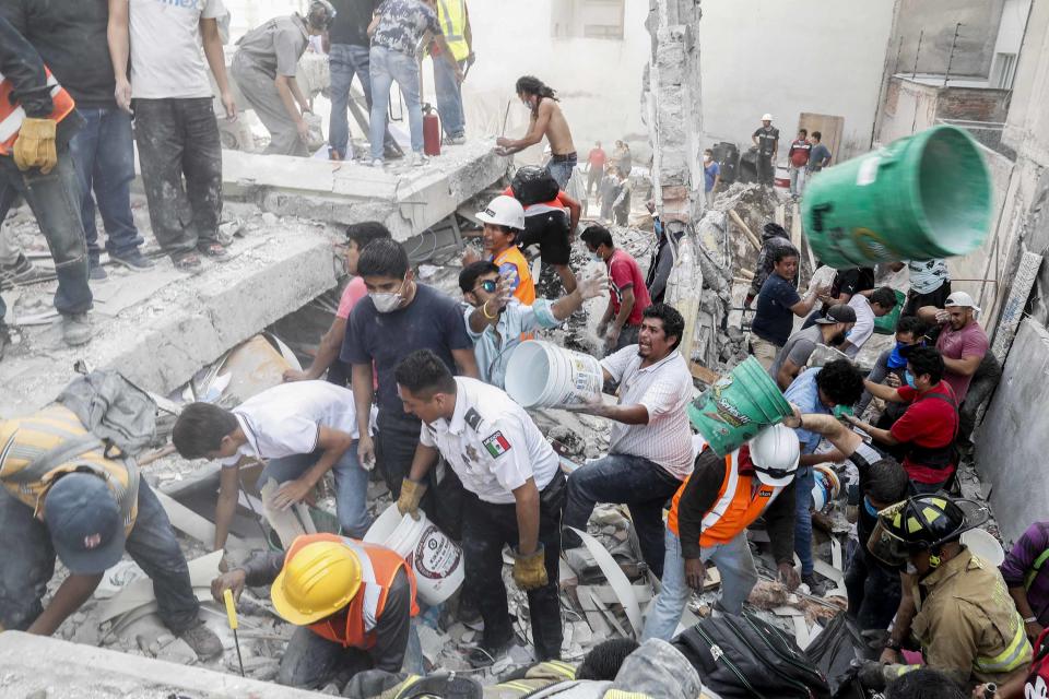 <p>CIUDAD DE MÉXICO Earthquake/Sismo-CDMX.- Decenas de personas de la comunidad civil ayudan en las tareas de remoción de escombros en algunos edificios que se derrumbaron tras el sismo de este martes 19 de septiembre de 2017 en la Ciudad de México. En la imagen, un inmueble caído en la colonia Roma sur, delegación Cuauhtémoc. Foto: Agencia EL UNIVERSAL/Cristopher Rogel Blanquet/EVZ </p>