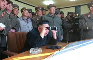 Fotografía distribuida por la Agencia de Noticias Central Norcoreana (KCNA) que muestra al líder norcoreano, Kim Jong Un, inspeccionando la unidad 323 del Ejército Popular de Corea del Norte (KPA) (EFE)