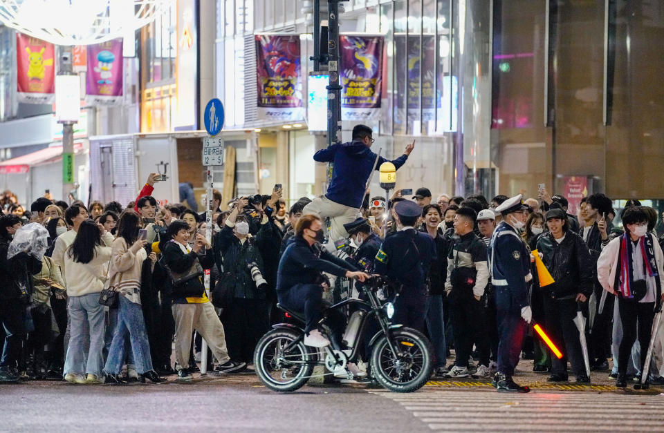 Aficionados de Japón festejan en Shibuya, en Tokio, el triunfo ante Alemania en Qatar 2022. Foto: Reuters