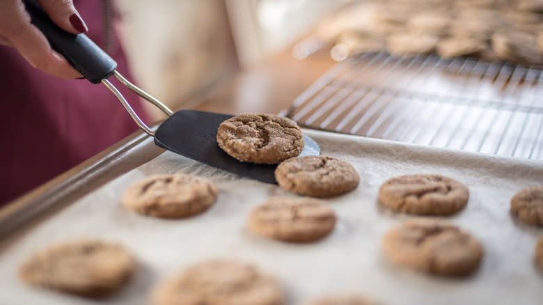 Lifting cookie with spatula