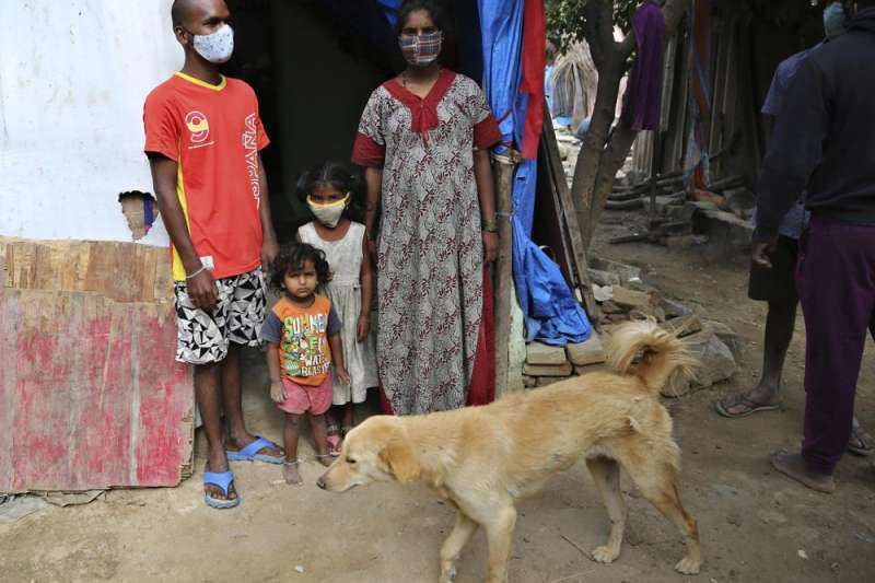 印度疫情、貧民窟、《美聯社》（AP）採訪邦加羅爾（Bengaluru）首陀羅帕德瑪瓦蒂的家人。（AP）