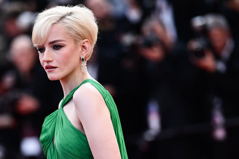 La actriz estadounidense Julia Garner también pasó por la red carpet