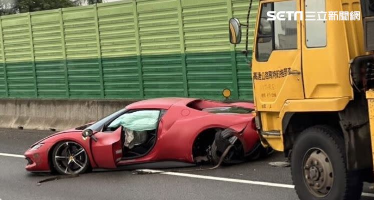 安全氣囊整個爆開，左後車輪嚴重扭曲變形。（圖／翻攝畫面）