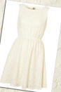 Wir sind der Meinung... dieses Kleid ist echt Spitze! Der Trendstoff (hier in Form eines Cut-Out-Dresses) zaubert einfach einen märchenhaften Look – und der raffinierte Ausschnitt eine sexy Rückansicht gleich mit! (Bild: topshop.com)