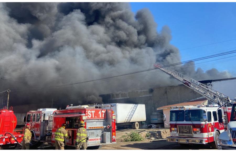 Bomberos de Tijuana trabajan más de 53 horas sin interrupción por incendio en zona industrial de Otay