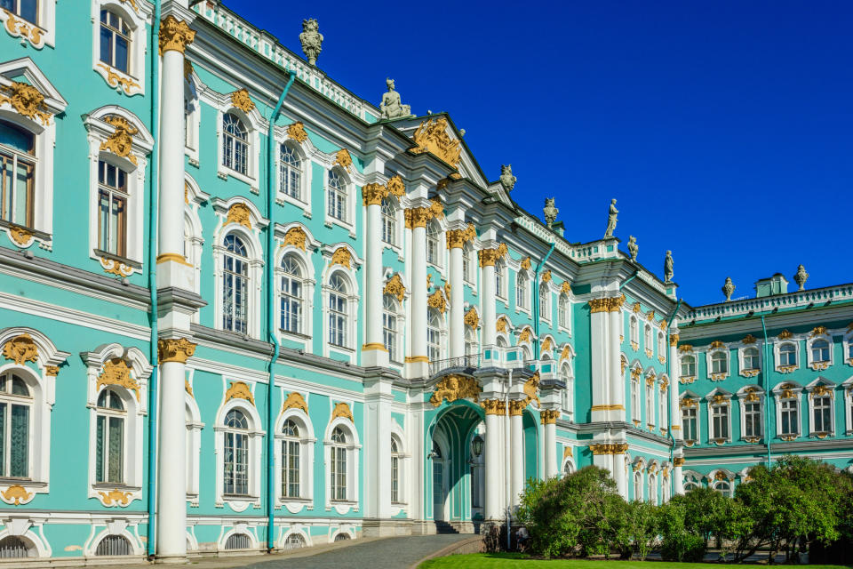 <p>Le palais d’Hiver est devenu la principale résidence des Tsars russes à partir des années 1760. Ce palace de style baroque, idéalement situé sur les rives de la Neva, est probablement l’attraction la plus impressionnante de Saint-Pétersbourg. Le palais a accueilli la famille royale russe jusqu’en 1917, et il continue de faire forte impression sur la place du Palais grâce à ses facades extérieures colorées depuis leur départ. <em>[Photo: Getty]</em> </p>