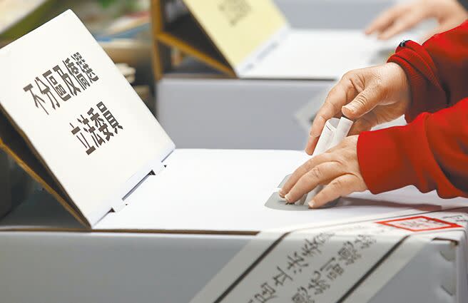 第16任總統、副總統暨第11任立法委員選舉13日登場，圖為民眾將選票投入票匭。（范揚光攝）