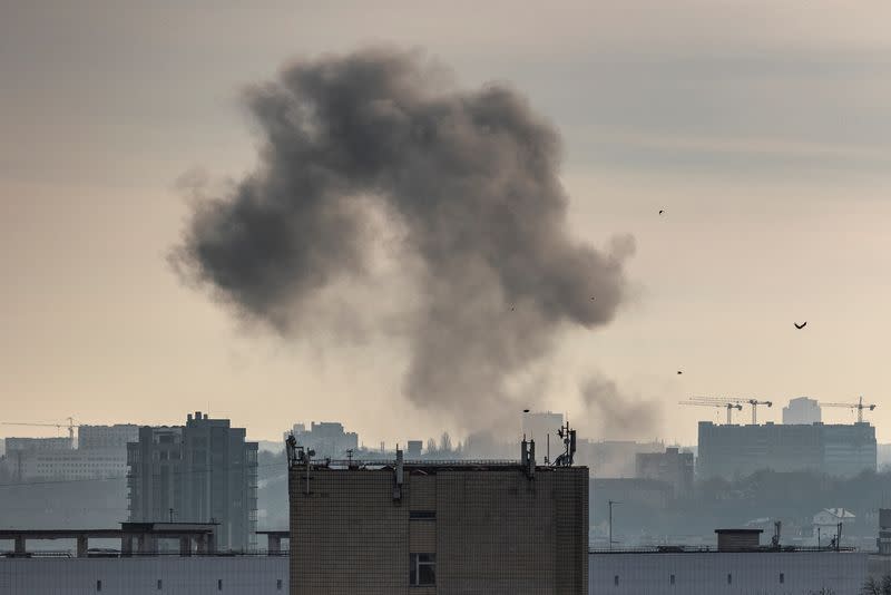 El humo se eleva después de un ataque con misiles rusos, en medio del ataque de Rusia a Ucrania, en Kiev, Ucrania,