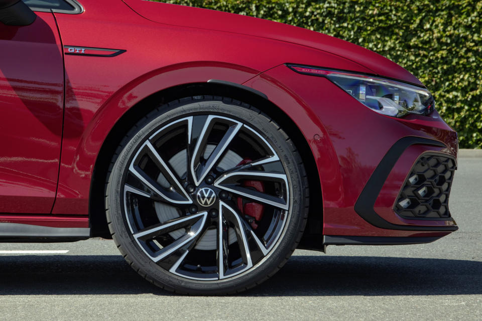 Golf 8 GTI 配有 19 吋專屬鋁圈和 GTI 專屬高性能紅色煞車卡鉗。