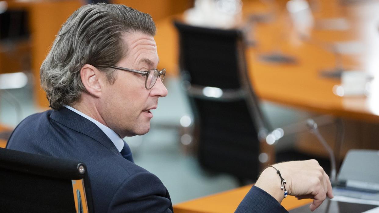 Der Maut-Untersuchungsausschuss hat einen Ermittlungsbeauftragten eingesetzt. Er soll das Abgeordneten-Postfach von Verkehrsminister Scheuer nach Kommunikation zur Maut durchsehen.