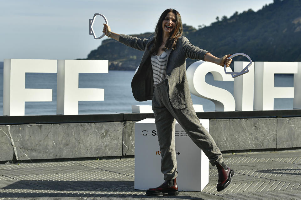 La actriz francesa Juliette Binoche posa durante una sesión fotográfica en la 70ª edición del Festival de Cine de San Sebastián en San Sebastián, España, el domingo 18 de septiembre de 2022. Binoche recibirá el Premio Donostia del festival por su trayectoria. (Foto AP/Álvaro Barrientos)