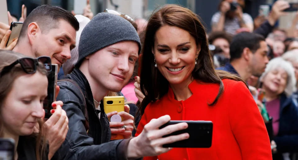 Traditionell besagen die royalen Vorschriften, dass keine Selfies gemacht oder Hände geschüttelt werden dürfen, aber einige der jüngeren Royals ignorieren diese Vorgaben. (Getty Images)
