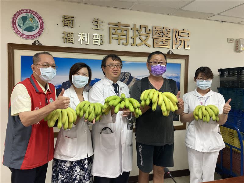 善心人士買300斤香蕉贈予醫護人員，期盼同時幫助蕉農。（圖／南投醫院提供）