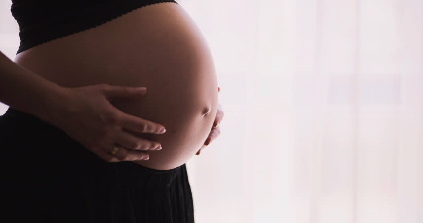 新竹邱姓醫生因醫療疏失，導致孕婦人工流產未成功，胎兒持續長到11周才胎死腹中。（示意圖/取自Unsplash）