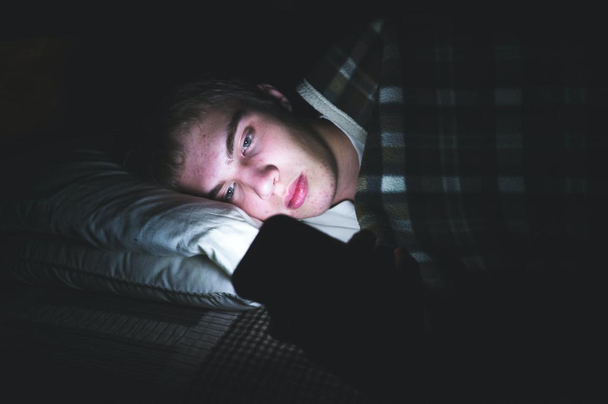 <a href="https://www.shutterstock.com/es/image-photo/depressed-teenager-browsing-internet-on-his-1239771991" rel="nofollow noopener" target="_blank" data-ylk="slk:mooremedia/Shutterstock;elm:context_link;itc:0;sec:content-canvas" class="link ">mooremedia/Shutterstock</a>