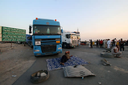 Protesters block the road to Iraq's Umm Qasr port, south of Basra, Iraq July 13, 2018. REUTERS/Essam al-Sudani