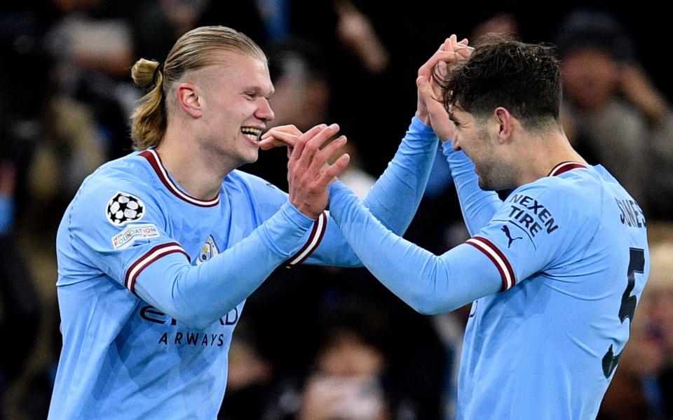 El delantero noruego del Manchester City, Erling Haaland (L), celebra marcar el quinto gol del equipo, su cuarto, con el defensa inglés del Manchester City, John Stones, durante el partido de vuelta de los octavos de final de la UEFA Champions League entre el Manchester City y el RB Leipzig en el Etihad Stadi - Getty Images/Oli Scarff