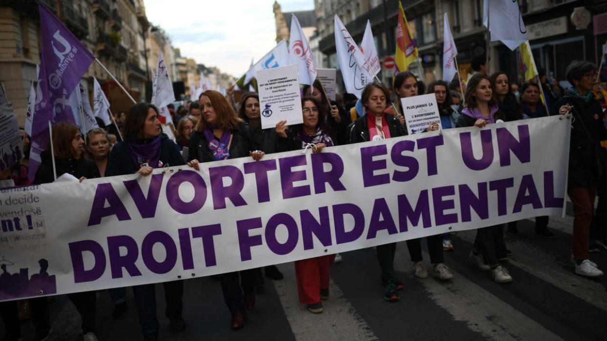 Des manifestants défilent derrière une banderole sur laquelle on peut lire « L’avortement est un droit fondamental » alors qu’ils participent à un rassemblement pour le droit à l’avortement lors de la Journée internationale annuelle pour un avortement sans risque, à Paris, le 28 septembre 2022. (Photo de Christophe ARCHAMBAULT / AFP)