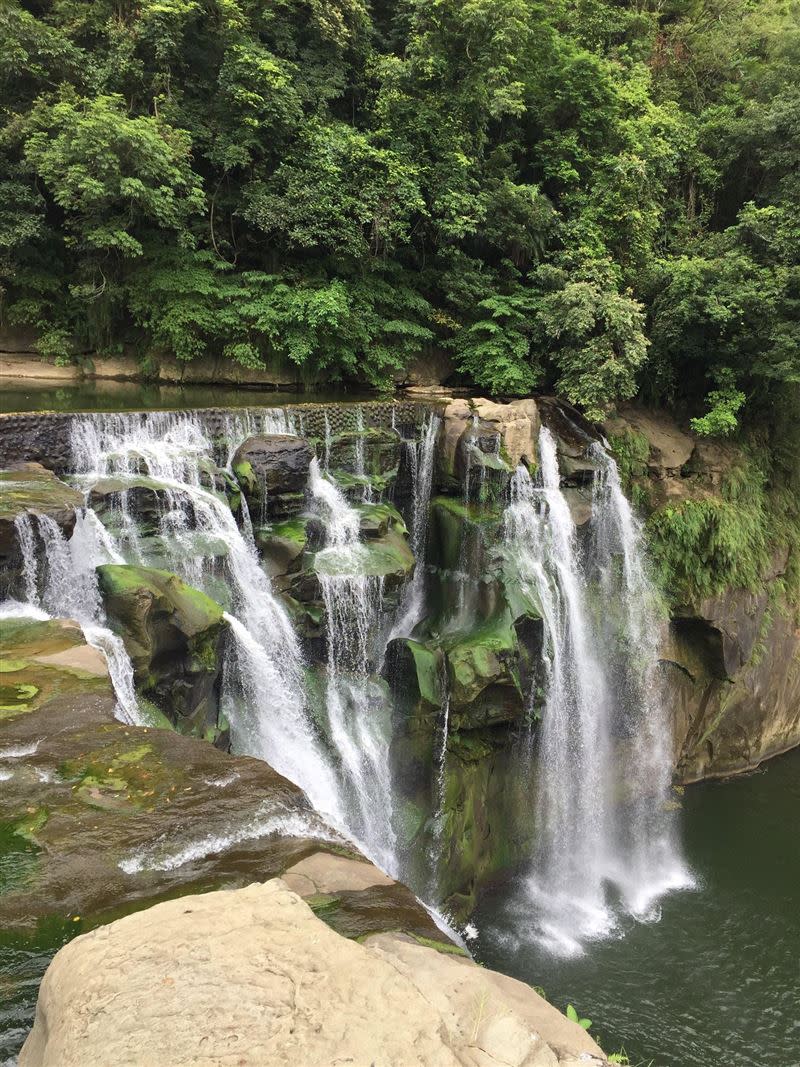 近年瀑布水量明顯變少，近期更是變成「涓涓細流」。（圖為2018年所拍攝，民眾提供）