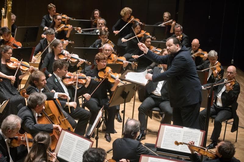 指揮大師尼爾森斯與萊比錫布商大廈管弦樂團將於 11月首度連袂訪台。（牛耳藝術提供）