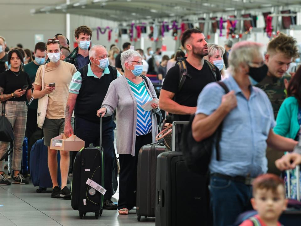 airline delay, people wait in line for their flight