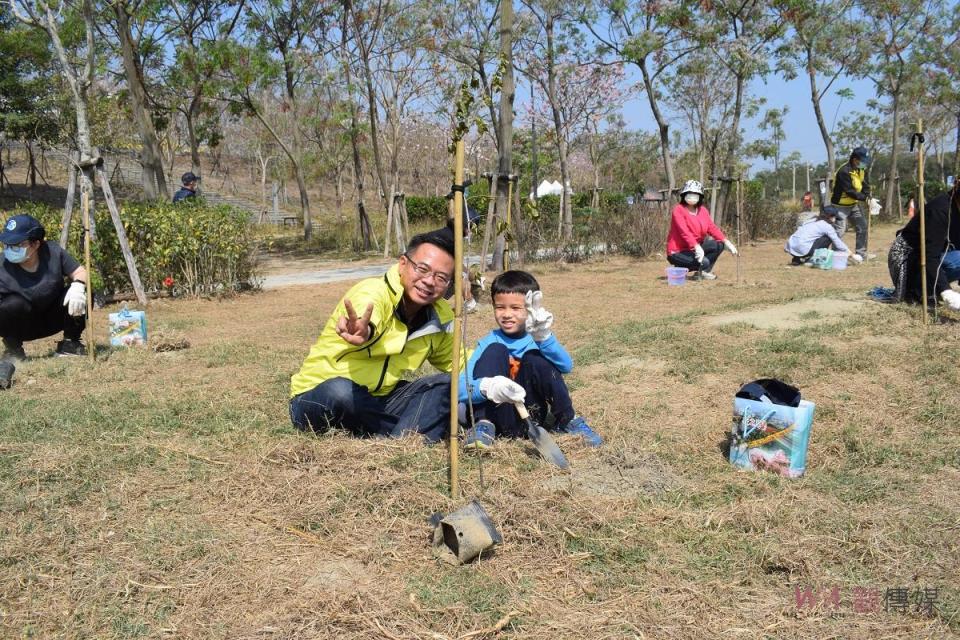 「森活來植樹 溪望就長駐」活動中，除了邀請大朋友、小朋友共同植樹外，更有安排親子DIY活動，讓民眾可自行手繪花盆等物品，啟發孩子的創造力及專注力，並從小學會愛護環境，用自身的行動力，一起打造永續、樂活環境。