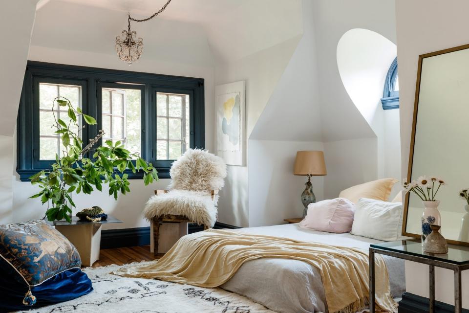 <cite class="credit"><a href="https://www.architecturaldigest.com/story/molly-findlay-nyack-new-york-home?mbid=synd_yahoo_rss" rel="nofollow noopener" target="_blank" data-ylk="slk:An Italianate Home in Nyack, New York, Full of Energy and Art;elm:context_link;itc:0;sec:content-canvas" class="link ">An Italianate Home in Nyack, New York, Full of Energy and Art</a>. Photo by Max Burkhalter</cite>