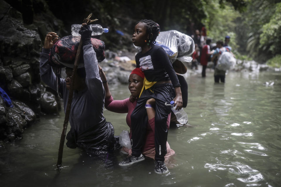 Migrantes haitianos cruzan la selva del Darién desde Colombia a Panamá con la esperanza de llegar a Estados Unidos, el 9 de mayo de 2023. (Foto AP/Iván Valencia, Archivo)